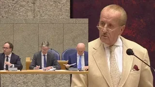 Theo Hiddema veegt de vloer aan met Halsema