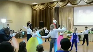 Николай Лукашенко танцует на балу с девочкой🕺💃