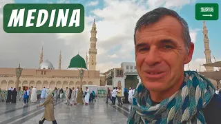 Visit MEDINA SAUDI ARABIA سياح في المسجد النبوي