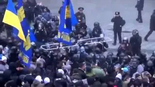 СНОВА БОЙНЯ!!! Драка между оппозициеи и беркутом! ЕВРОМАЙДАН!!!!!! Украины ОнЛайн Ukraine