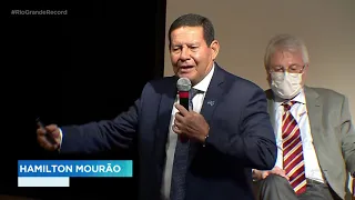 Visita à capital: Hamilton Mourão é homenageado em hospital