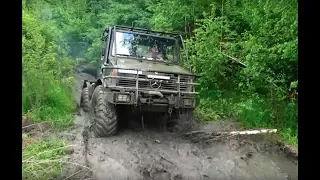 Unimog разрывает ямы в клочья off-road 4x4