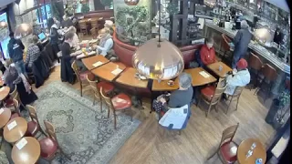 Pickpocket Paris caught on camera - Pickpocket dans un restaurant