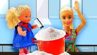 Evi Love estraga o jantar da Barbie e Ken! Novelinha da boneca Barbie em português