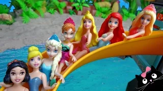 Barbie y las Princesas Disney de Vacaciones en la Casa de Playa de Playmobil - Vídeos de Juguetes