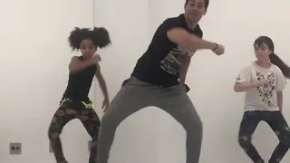 Poliana dança com kessya para a novela