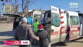 Волонтери, що рятують людей з палаючого Ірпіня на власних автівках