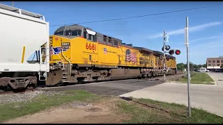 Pair of AC44CW's Lead Union Pacific Manifest Through Navasota TX - 4/22/24