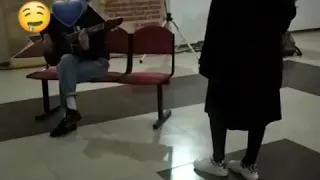 Чеченка поет под гитару