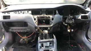 Как снять торпедо на автомобиле Mitsubishi Lancer Cedia