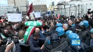 Tensione a Napoli, i manifestanti provano a raggiungere traghetti per Capri, respinti dalla Polizia