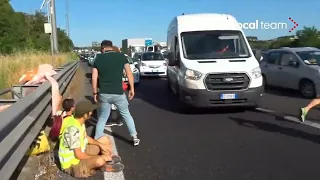 Klimaterrororganisation letzte Generation blockiert Straßen. Die Bürger kratzen sie von der Straße.😁