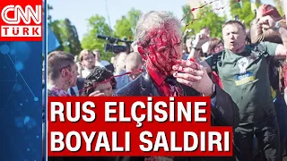 Rus elçiyi kırmızı boya ile kapladılar