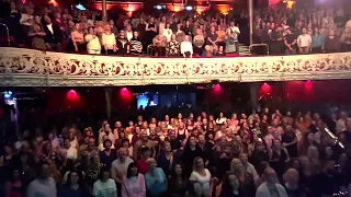 1000 Dubliners sing “Nothing Compares 2 U”