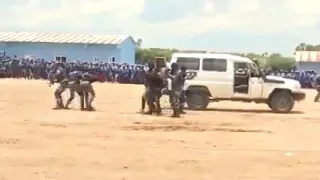 Treino de demonstração da Polícia Nacional de Angola