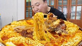 Father-in-law's 10kg steak; A Qiang's spicy noodle mukbang!