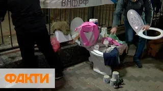 Активисты принесли под посольство России в Киеве вантузы и ершики