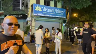 Việt Kiều Mỹ dạo Phố cổ Hà Nội tìm Vô Gia Cư