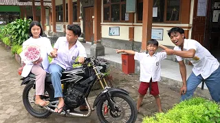 RENDI S0MBONG BANGET BAWA P4C4RNYA KE SEKOLAH NAIK MOTOR!!