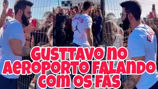 Agora mesmo! Gusttavo Lima no aeroporto de São João de Del-Rei falando com os fãs.