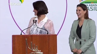 Michelle repreende Bolsonaro em cerimônia da mulher: “Psiu! Estou falando”