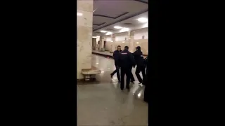 Драка с полицией в метро