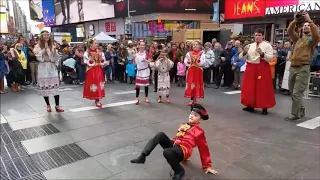 Танцевальный баттл русских танцоров в центре Нью-Йорка