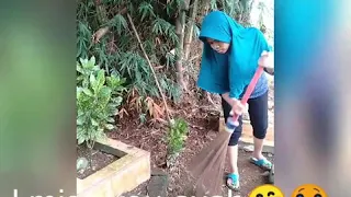 Lagi bersihkan makam ayah🤗😭