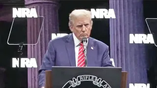 Trump FREEZES for 35 seconds on stage, TERRIFYING incident