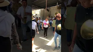 Banda los alvarado tocando en la cofradia de San Miguel Papalutla 2024