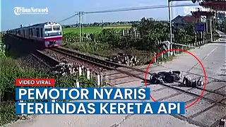 VIRAL Video Pemotor Jatuh di Perlintasan Kereta Api, Nyaris Terlindas