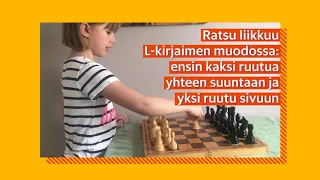 Tyyne, 7, opettaa pelaamaan shakkia