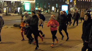Вечерний Киев. Люди гуляют по Крещатику напротив ЦУМа.