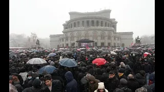 Ситуация в Ереване: протестующие перекрыли улицы и требуют отставки Пашиняна.