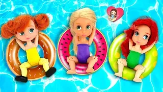 🏖️ ¡RETOS y JUEGOS de PISCINA con COLCHONETAS INFLABLES!  Princesas Junior Muñecas