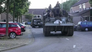 Oude legervoertuigen door de straat Veteranendag 2016