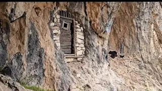 Construction of a beautiful and ancient shelter in the heart of the mountain