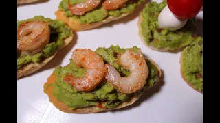 Брускетта с креветками и авокадо.Bruschetta with shrimp and avocado.
