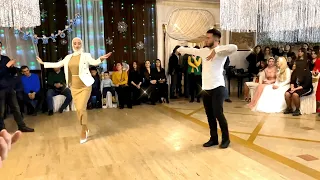 Великолепные Девушки танцуют под новую Чеченскую песню с Парнями - невероятное зрелище в 2024 году!