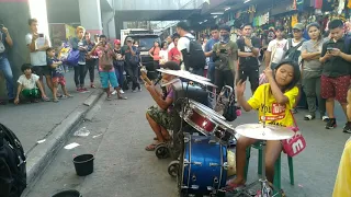 Street music, batang babae ang nagdala. Mahusay sa drum 🥁 🥁 🥁