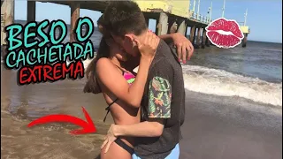 BESO O CACHETADA EN LA PLAYA