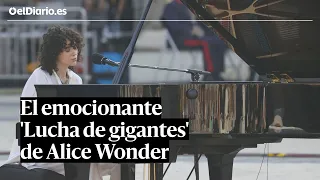 Alice Wonder versiona 'Lucha de gigantes' en el homenaje a víctimas del coronavirus