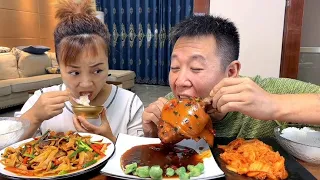 看到肉就要都吃没，也太馋了吧#eating show#eating challenge#husband and wife eating food#eating#mukbang #asmr eating