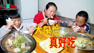 排骨降價了，媳婦煮一鍋當地美食，家人吃得過癮 | Delicious recipes for cabbage! You must try the delicious recipe!