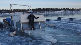 подъем затонувшего корабля в Швеции. утонула моторная яхта. lifting of a sunken ship in Sweden.