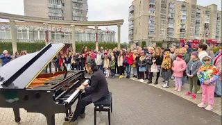 【Street Piano】"Imagine" in the war-damaged area in Ukraine.  Music has no borders