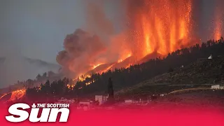 La Palma volcano eruption sends 1,000C lava towards town forcing tourists to flee