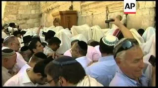 Hundreds of Jews gather at wailing wall for priestly blessings