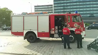 Győrszentiván öte ès delegáció vonulása.(Győr Városházánál)