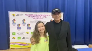 Игорь Крутой награждает Анастасию Иванову за лучшее исполнение его песни "Звездопад".